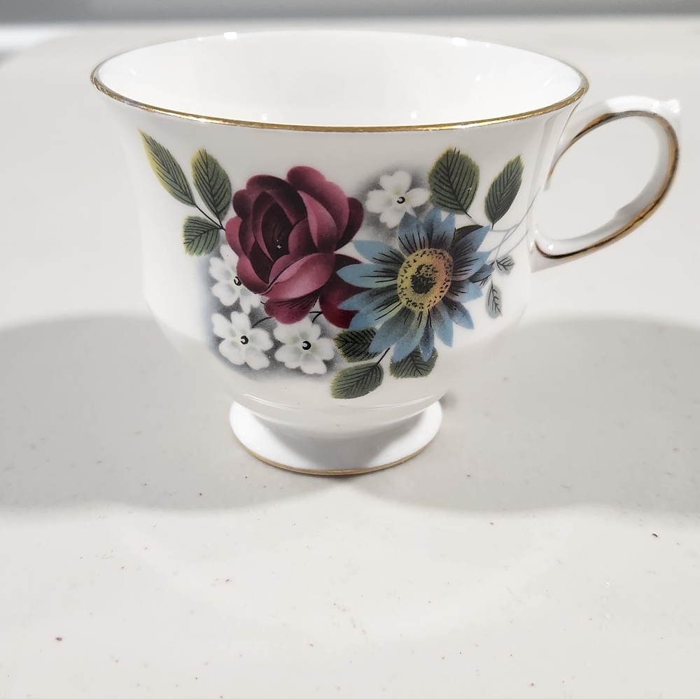 Queen Anne Floral Bone China Teacup and Saucer Set - Picture 5 of 7